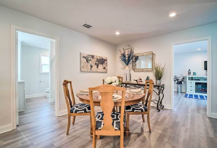 Bright Home W/ Dock On Lake Conroe!