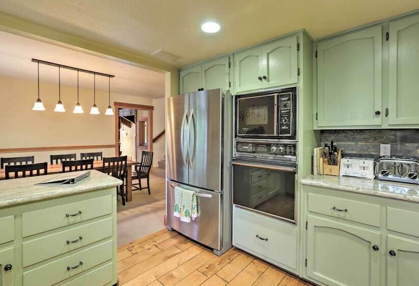 North Lake Tahoe Cabin: 4 Mi To The Beach!