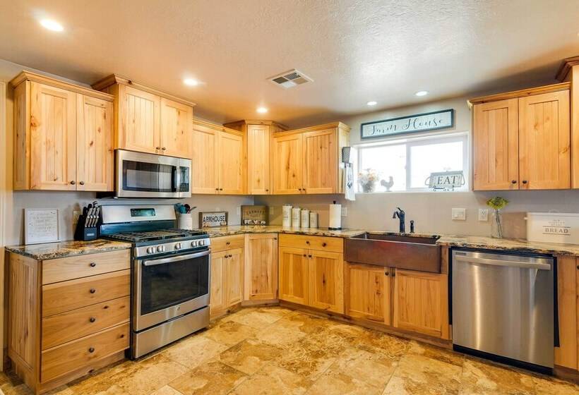 Bright Panguitch Escape W/ Spacious Yard!