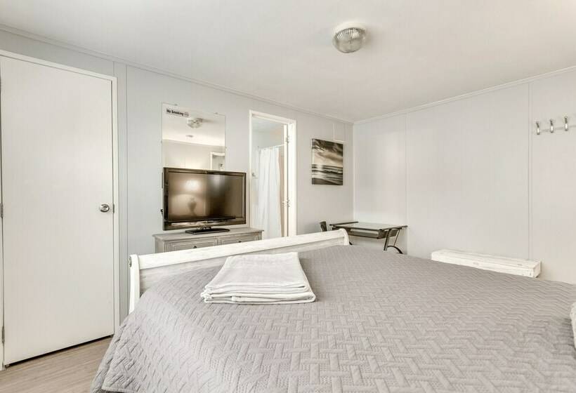 Bright Pensacola Home W/ Backyard   Pets Welcome!