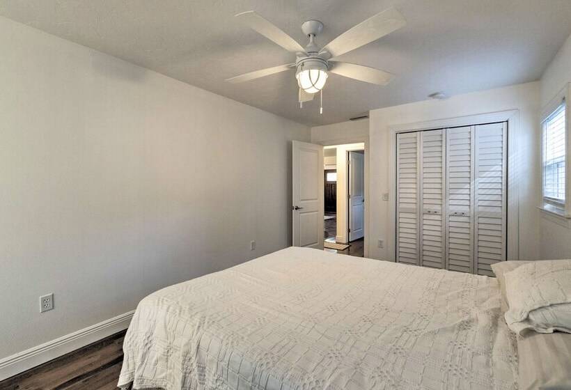 Bright Sarasota Bungalow   5 Mi To Siesta Beach!