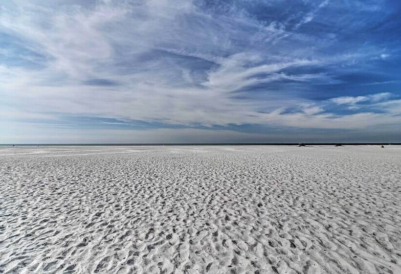 Bright Sarasota Bungalow   5 Mi To Siesta Beach!