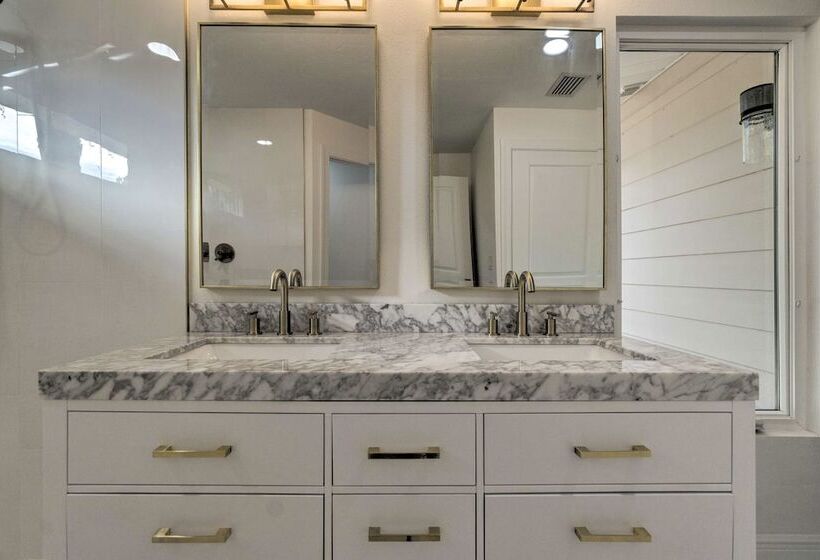 Bright Sarasota Bungalow   5 Mi To Siesta Beach!