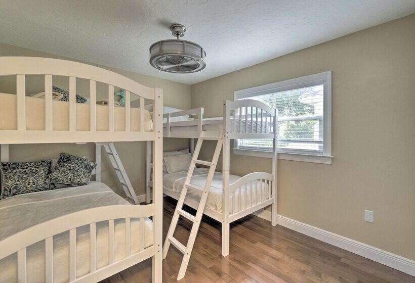 Bright Sarasota Bungalow   5 Mi To Siesta Beach!