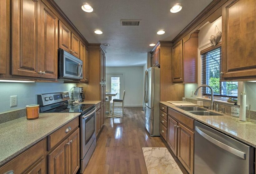 Bright Sarasota Bungalow   5 Mi To Siesta Beach!