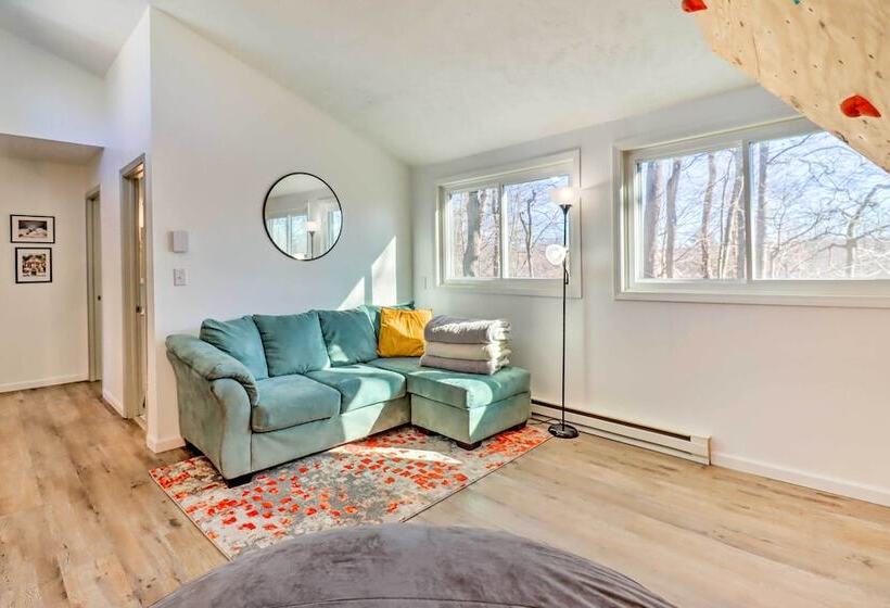 Bright Tobyhanna Retreat W/ Fire Pit, Walk To Lake