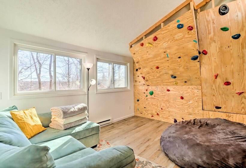 Bright Tobyhanna Retreat W/ Fire Pit, Walk To Lake