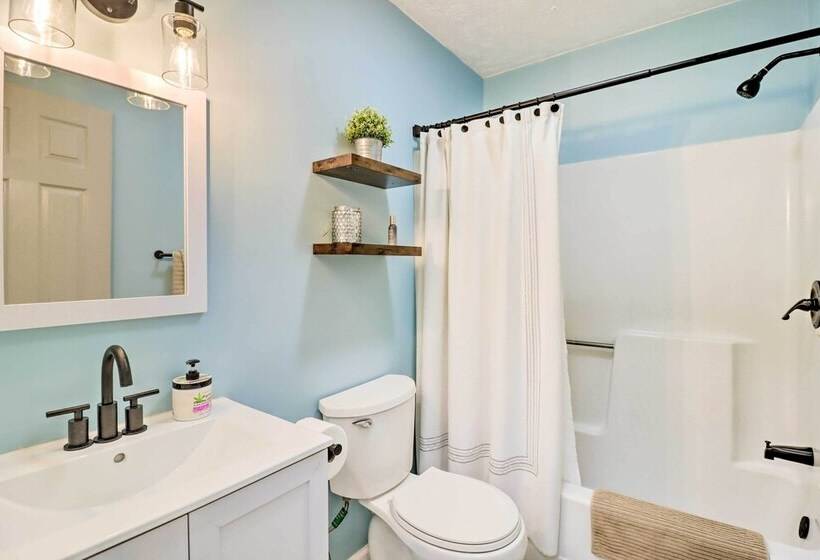 Bright Tobyhanna Retreat W/ Fire Pit, Walk To Lake