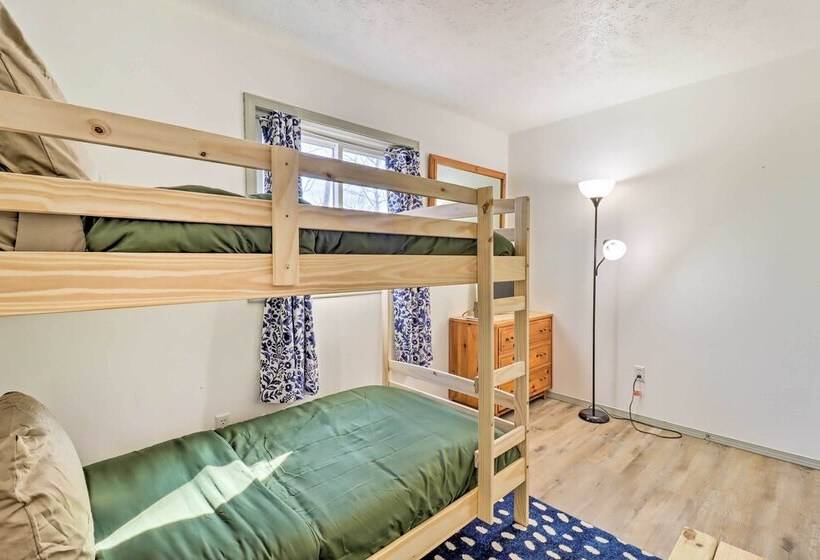 Bright Tobyhanna Retreat W/ Fire Pit, Walk To Lake