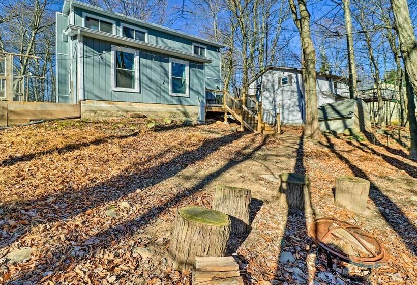 Bright Tobyhanna Retreat W/ Fire Pit, Walk To Lake