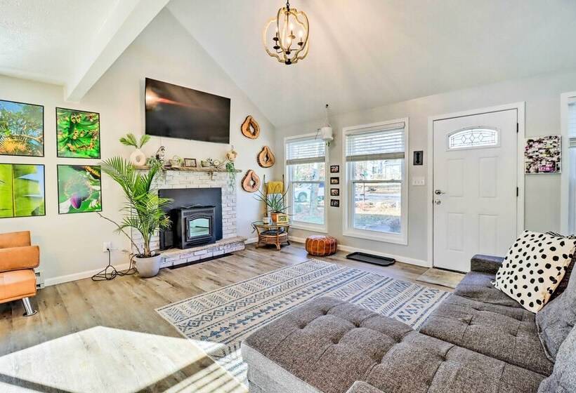 Bright Tobyhanna Retreat W/ Fire Pit, Walk To Lake