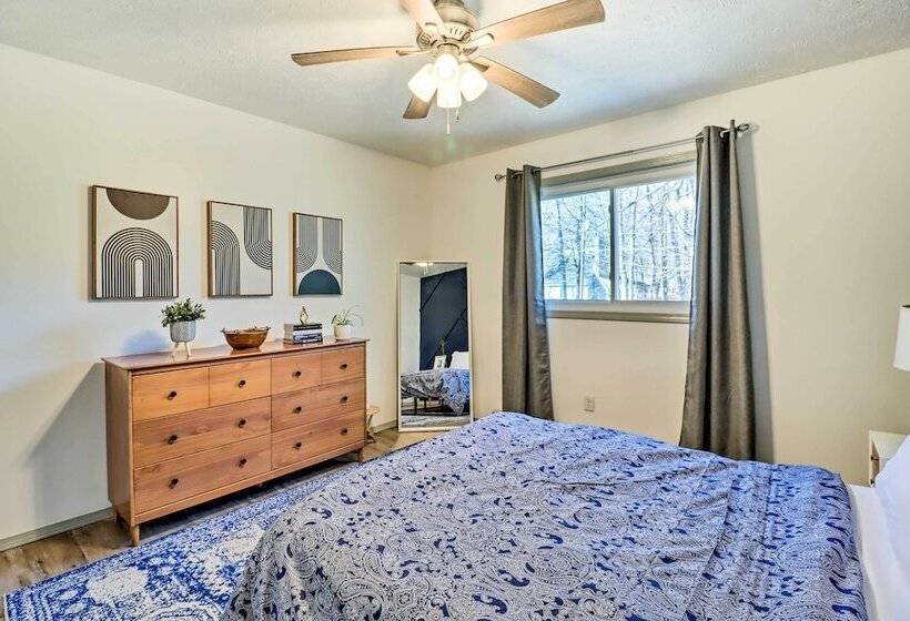 Bright Tobyhanna Retreat W/ Fire Pit, Walk To Lake
