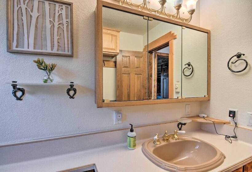 Buena Vista Oasis W/ Mtn Views, 3 Mi To Dtwn!