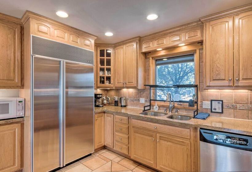 Buena Vista Oasis W/ Mtn Views, 3 Mi To Dtwn!