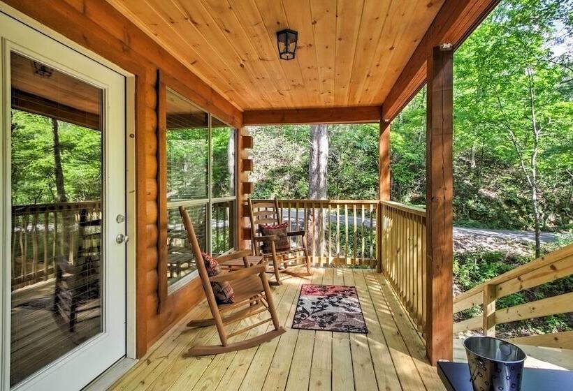 Gatlinburg Cabin W/ Hot Tub: 5 Mi To Downtown
