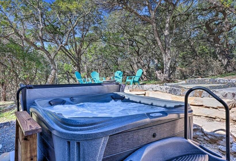 Canyon Lake Home W/ Hot Tub & Fire Pit!