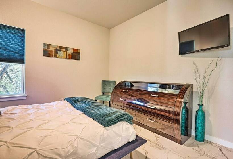 Canyon Lake Home W/ Hot Tub & Fire Pit!