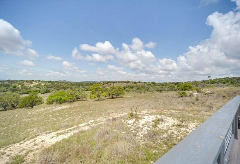 Center Point Countryside Cottage W/ Deck, Grill!