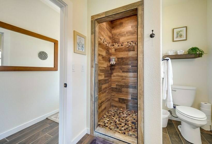 Center Point Countryside Cottage W/ Deck, Grill!