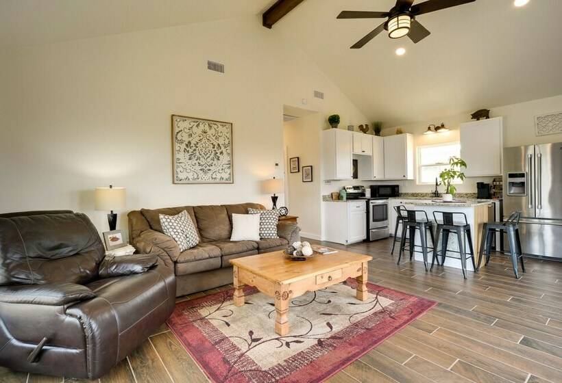 Center Point Countryside Cottage W/ Deck, Grill!