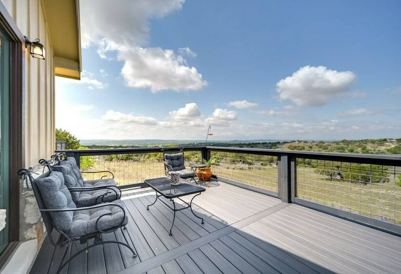 Center Point Countryside Cottage W/ Deck, Grill!