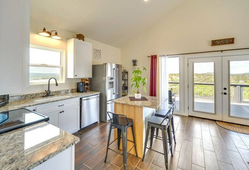 Center Point Countryside Cottage W/ Deck, Grill!