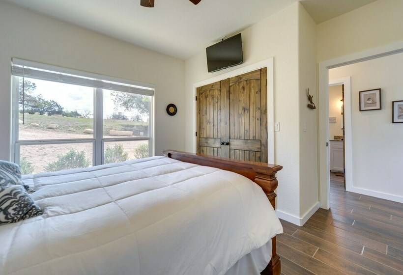 Center Point Countryside Cottage W/ Deck, Grill!