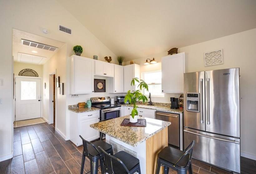 Center Point Countryside Cottage W/ Deck, Grill!