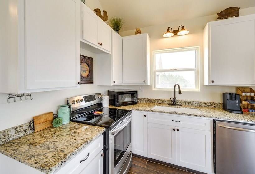 Center Point Countryside Cottage W/ Deck, Grill!