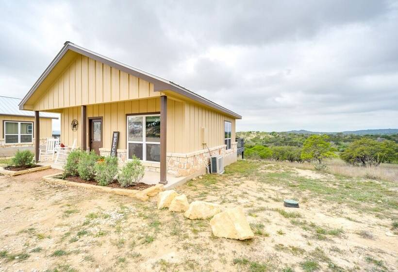 Center Point Countryside Cottage W/ Deck, Grill!