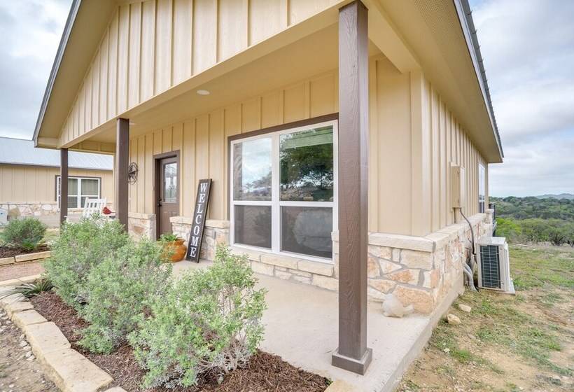 Center Point Countryside Cottage W/ Deck, Grill!