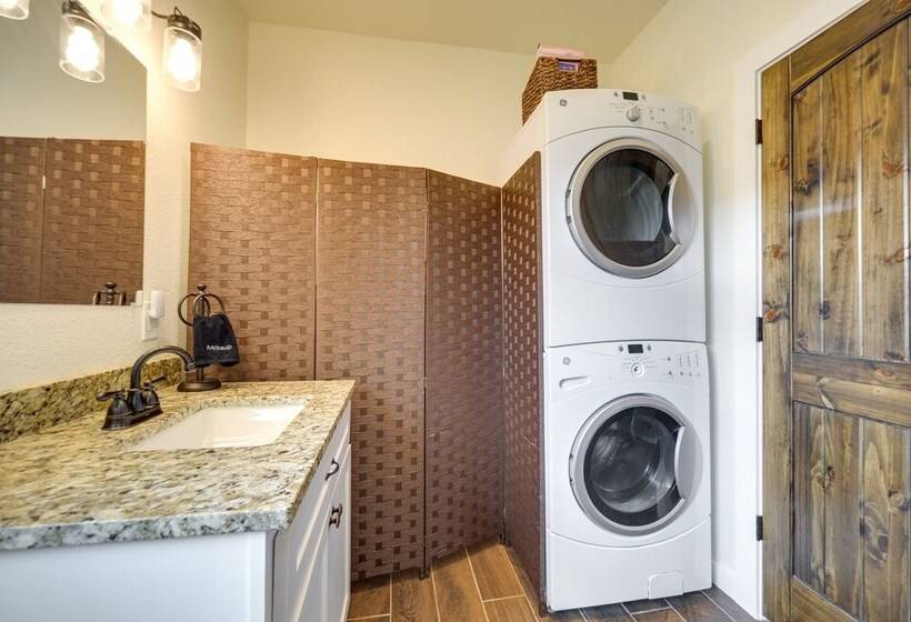 Center Point Countryside Cottage W/ Deck, Grill!