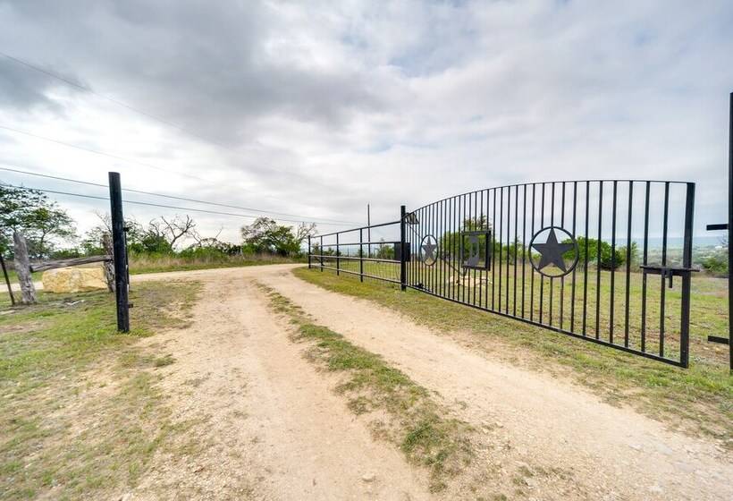 Center Point Countryside Cottage W/ Deck, Grill!