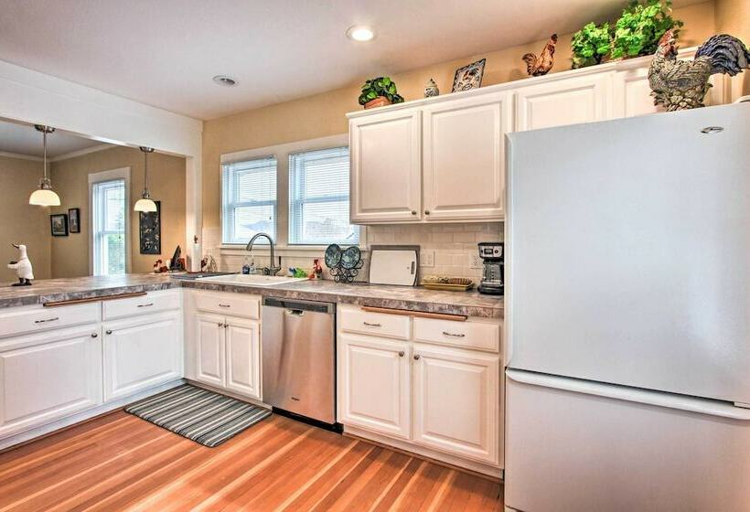 Central Eugene House W/ Updated Interior & Yard!