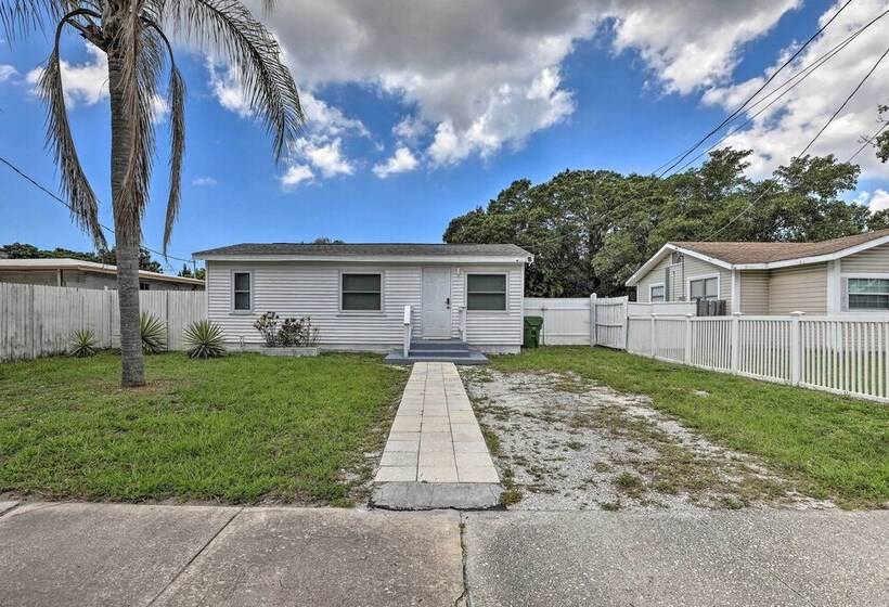 Central Sarasota Home: 8 Mi To Siesta Key!