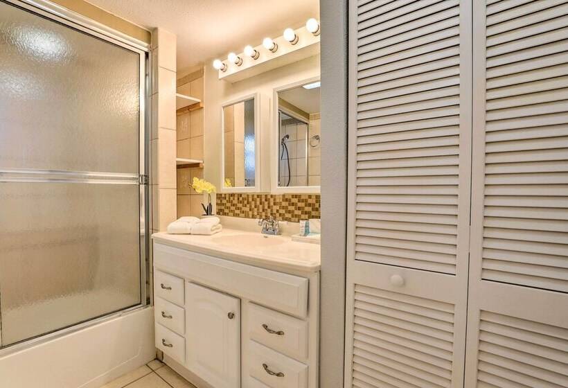 Central Sarasota Home: 8 Mi To Siesta Key!