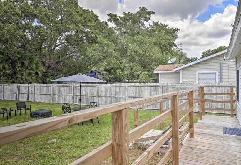 Central Sarasota Home: 8 Mi To Siesta Key!