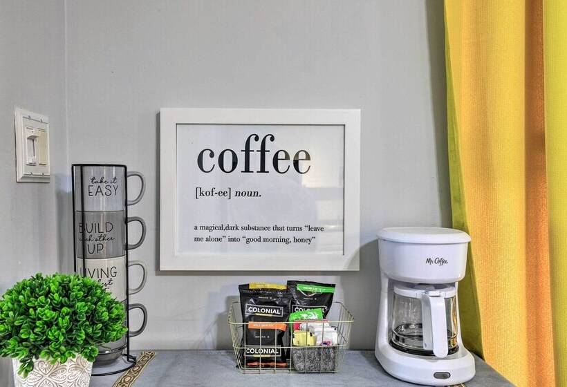 Central Sarasota Home: 8 Mi To Siesta Key!