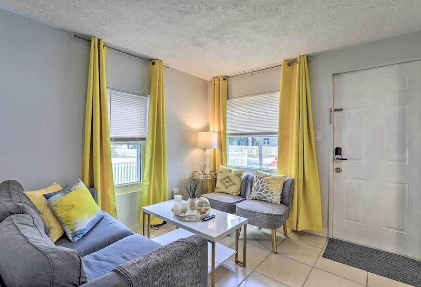 Central Sarasota Home: 8 Mi To Siesta Key!