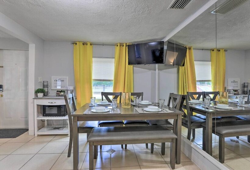 Central Sarasota Home: 8 Mi To Siesta Key!
