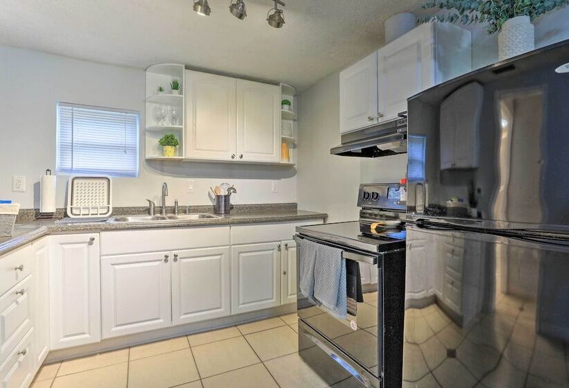 Central Sarasota Home: 8 Mi To Siesta Key!