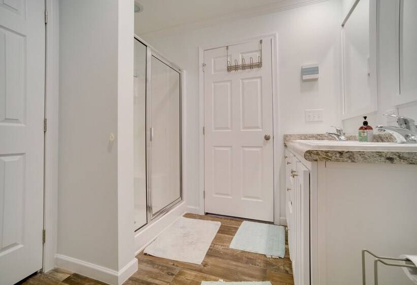 Charleston Home W/ Porch 3 Mi To Folly Beach!