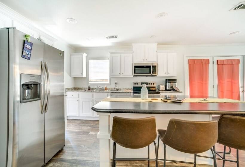 Charleston Home W/ Porch 3 Mi To Folly Beach!