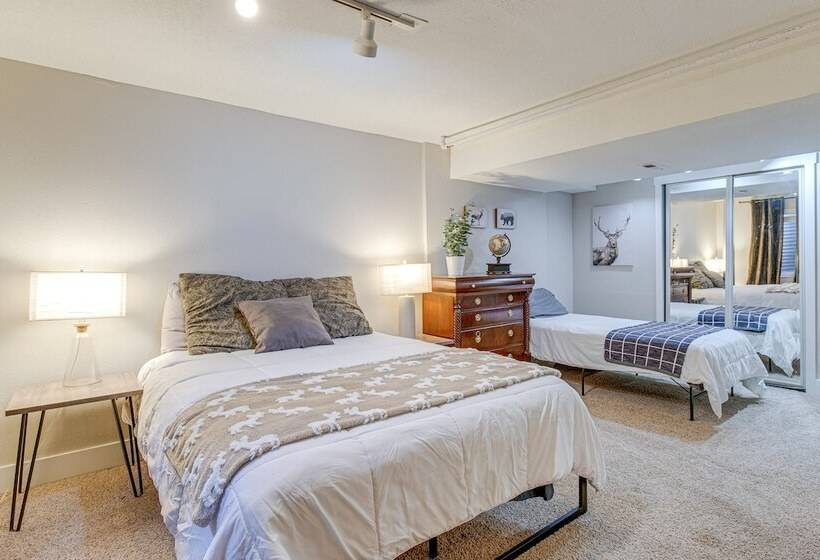 6 Mi To Dtwn: Arvada Home W/ Hot Tub & Yard