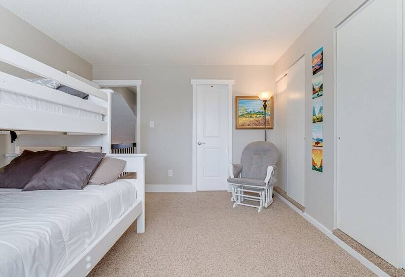 6 Mi To Dtwn: Arvada Home W/ Hot Tub & Yard