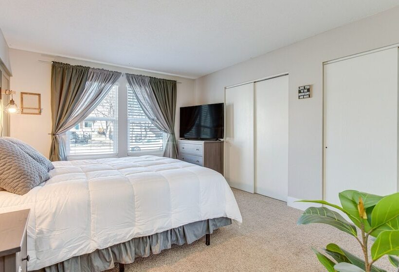 6 Mi To Dtwn: Arvada Home W/ Hot Tub & Yard