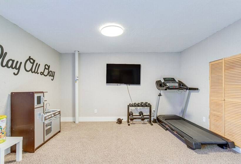 6 Mi To Dtwn: Arvada Home W/ Hot Tub & Yard