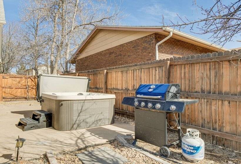 6 Mi To Dtwn: Arvada Home W/ Hot Tub & Yard