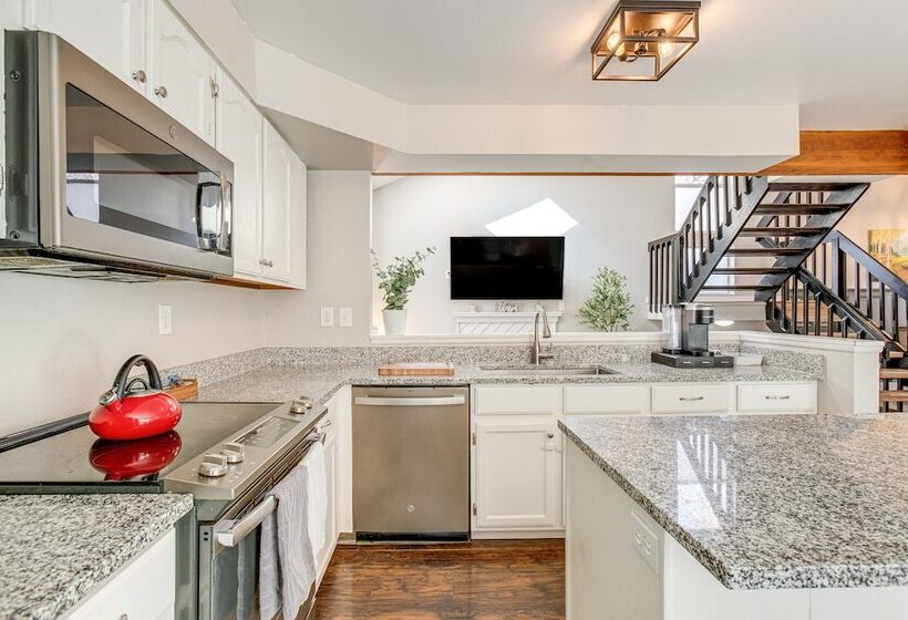 6 Mi To Dtwn: Arvada Home W/ Hot Tub & Yard