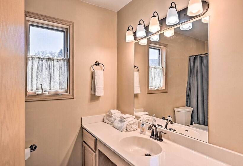 Charming Buena Vista Home W/ Hot Tub + Deck!